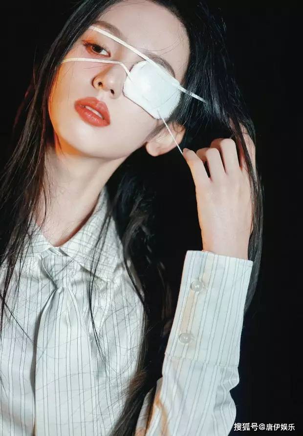 造型忧郁文艺眼神柔情故事感爆棚！K8凯发登录入口周也晒新照眼罩(图2)